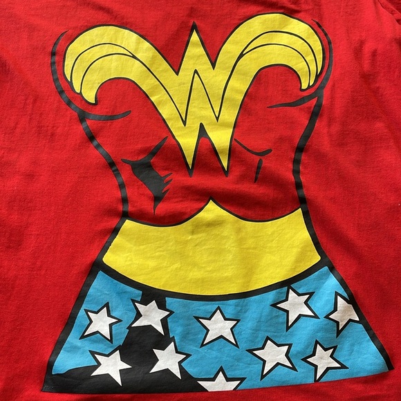 Wonder Woman T-Shirt with Velcro Cape, Used and Washed Once, Size XL - Picture 2 of 8
